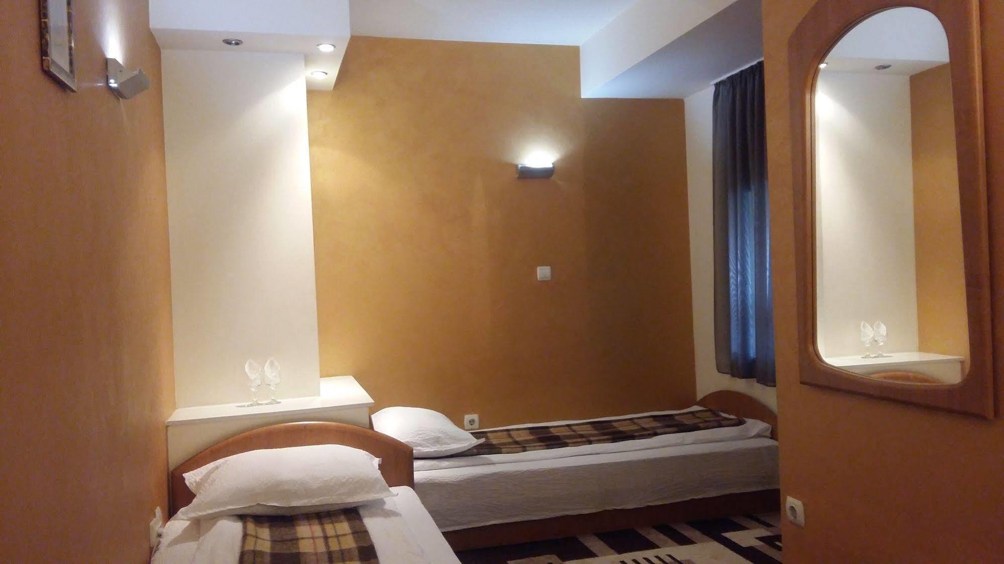 Hotel Intim Rădăuţi 外观 照片